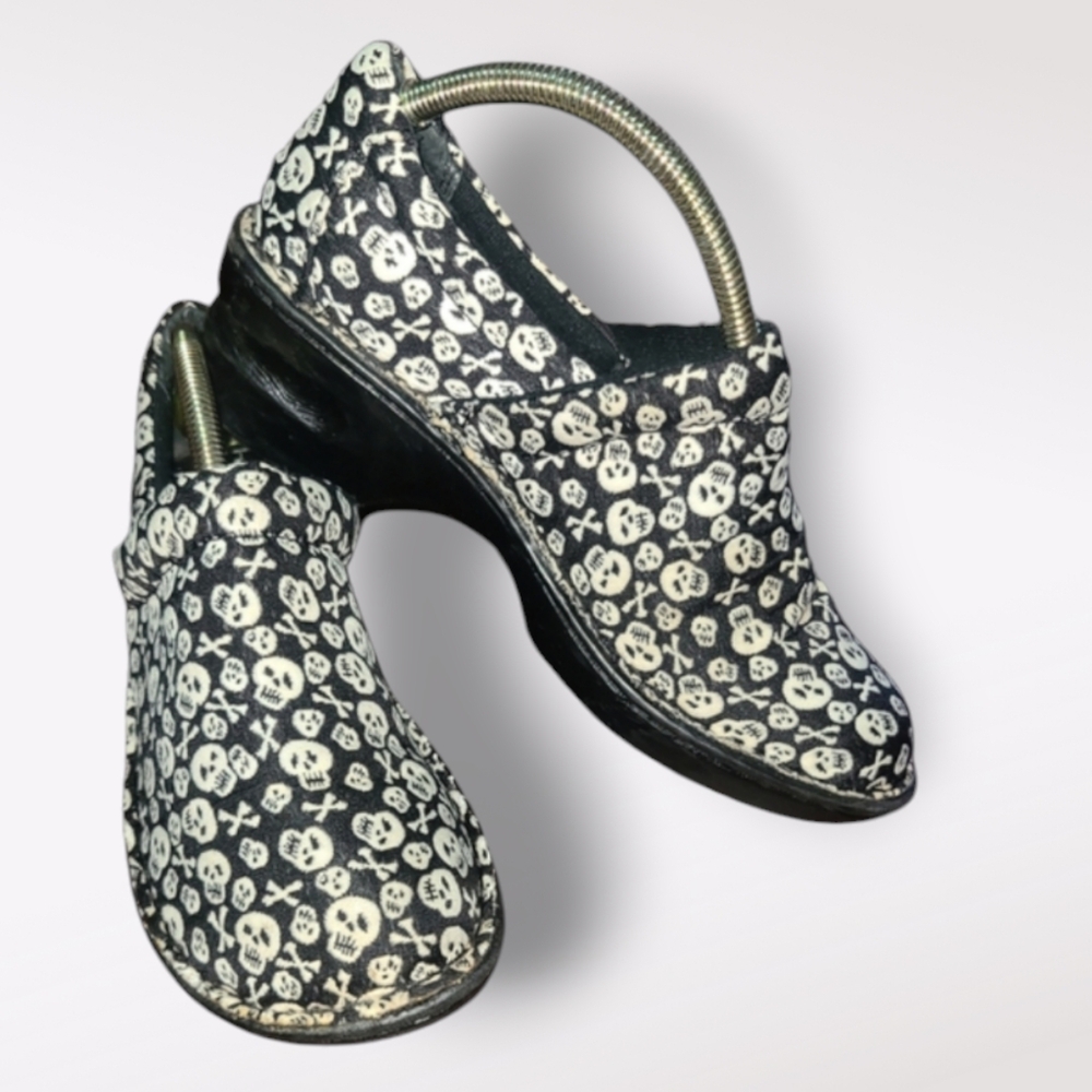 BOC Peggy Clogs in Skull and Crossbones Fabric Print, Size 7